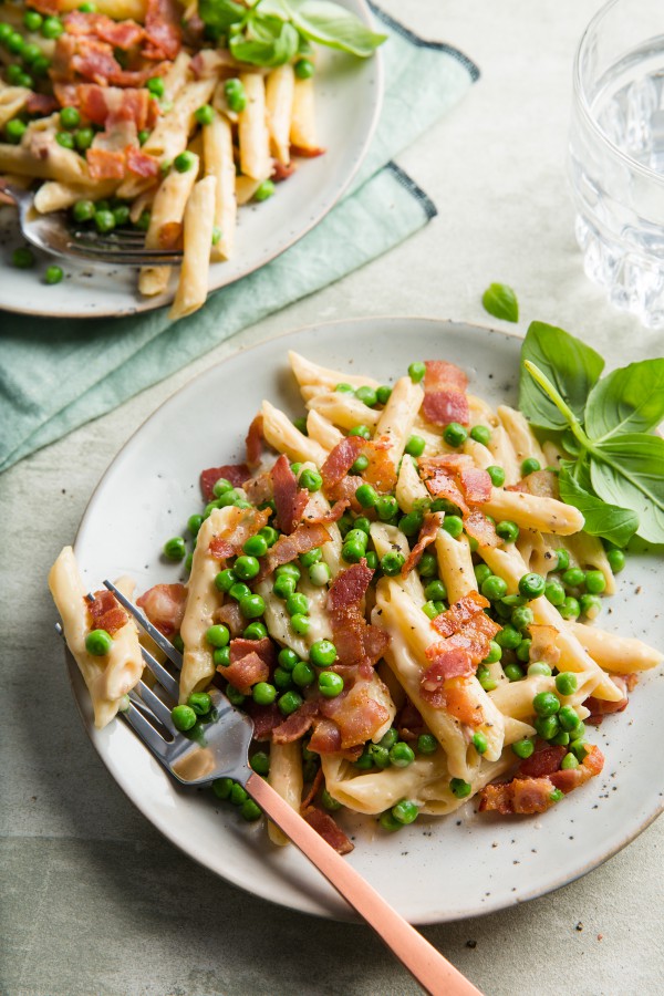 Penne alla Carbonara met pancetta en tuinerwten Grand'Italia